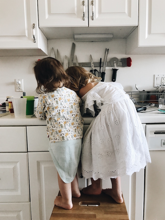 girls_washing